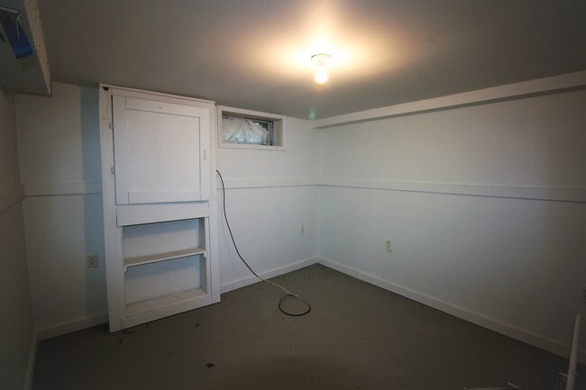 Building Photo - 2 BR home in West Davenport