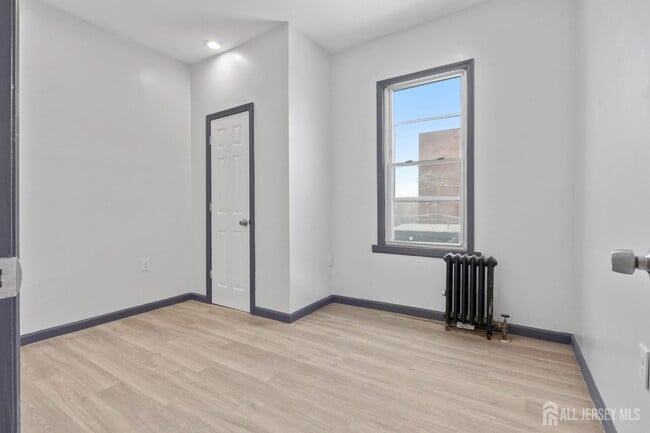 Building Photo - 211 N 13th St