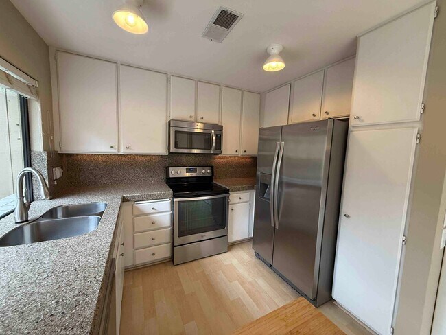 Building Photo - Fabulous Campus Commons 3 Bedroom