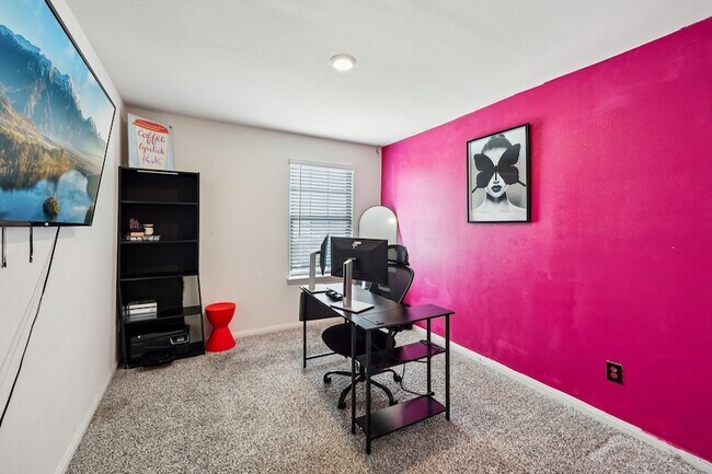 Building Photo - 1927 Churchill Downs Dr