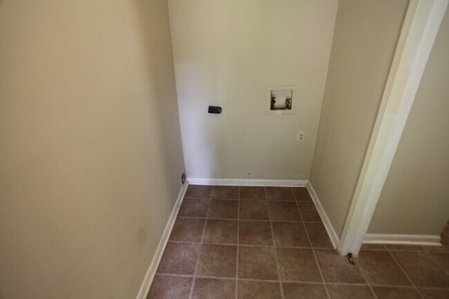 Building Photo - Hampton Drive Duplex Available August!