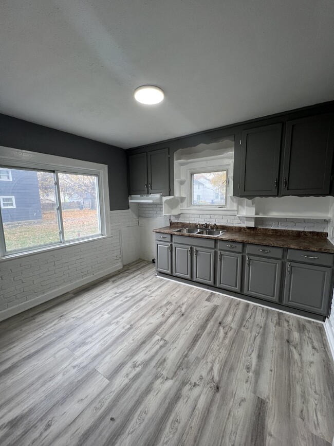 Building Photo - Charming Newly Renovated Single-Family Hom...