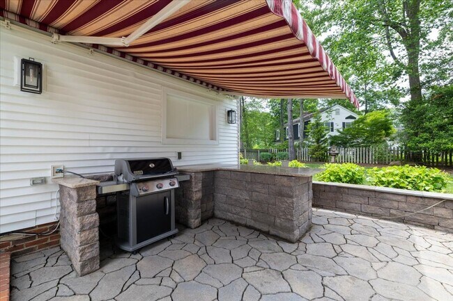 Building Photo - Spacious Home with Fenced Yard Exclusive Access to Hethwood Amenities