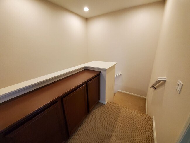 Building Photo - Spacious 4 Bedroom 3 Bath Two Story Riverp...