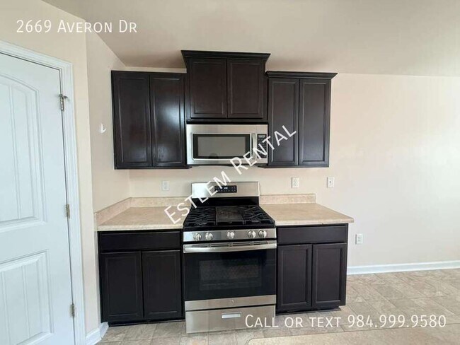 Building Photo - 2669 Averon Dr