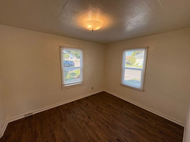 Building Photo - Cozy Home On Spacious Lot Available Now!