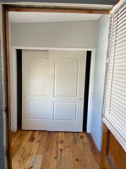 Building Photo - 4817 W Cornelia Ave