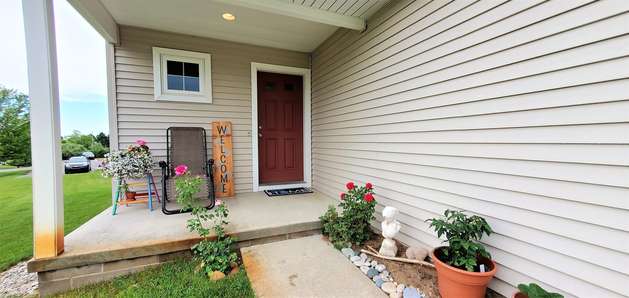 Front door alcove. (photo from neighboring unit with the same layout) - 1756 St Joseph St