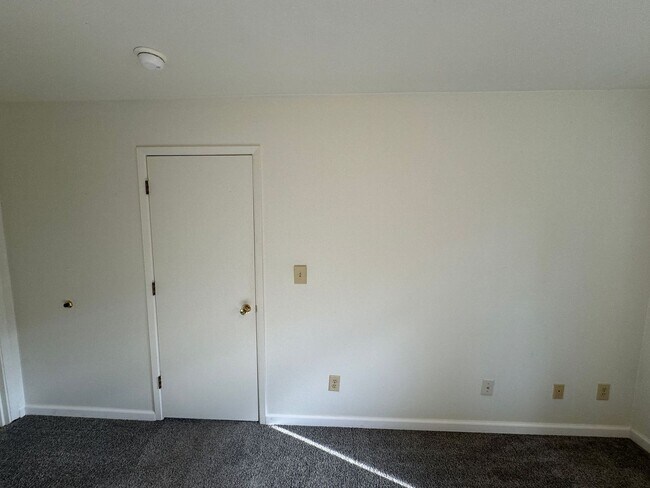 Building Photo - 1 BD, 1 BA Apartment Nestled Back on a Cul-de-Sac