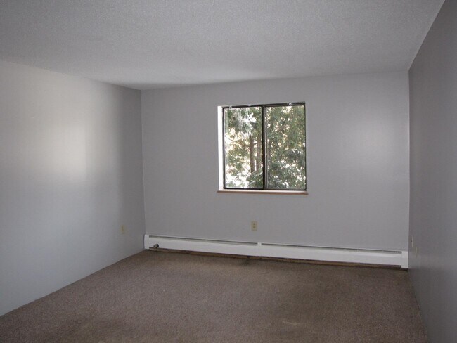 Building Photo - 1301 Bodwell Rd