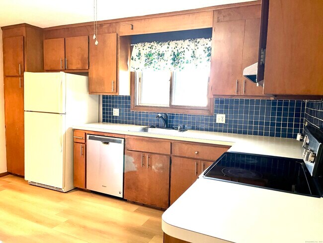 Building Photo - 1509 Summer Hill Dr