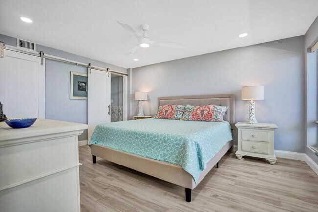 Building Photo - 1021 Hillsboro Mile