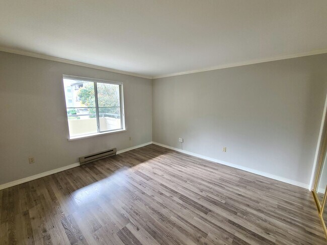 Building Photo - 2Bd/2Ba Spacious Bellevue Condo - W/S/G & ...