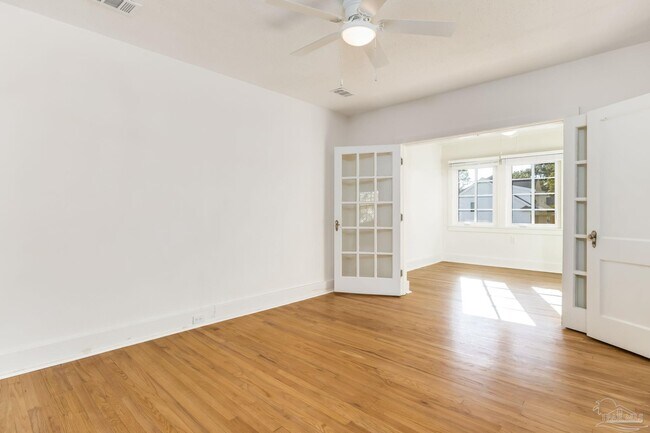 Building Photo - 1515 E Lakeview Ave