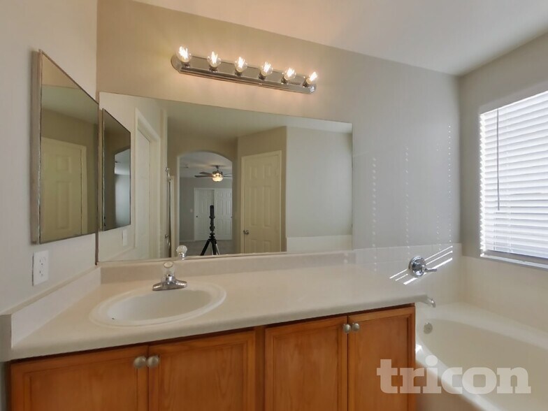 Building Photo - 2114 Seattle Shore St