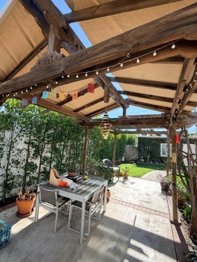 Building Photo - Pico-Robertson / Beverlywood 2 beds + 1.5 baths Spanish house PLUS Studio ADU  | Pool+Jacuzzi & e...