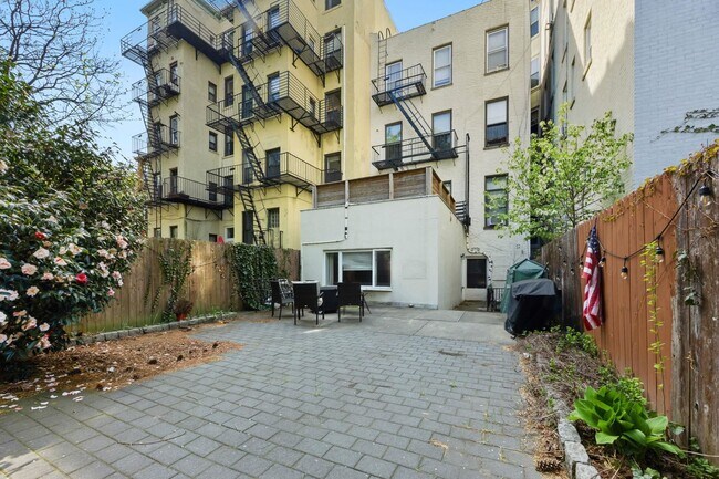 Building Photo - 1017 Park Ave