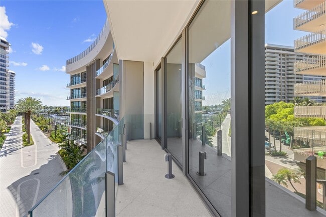 Building Photo - 5 Grove Isle Dr