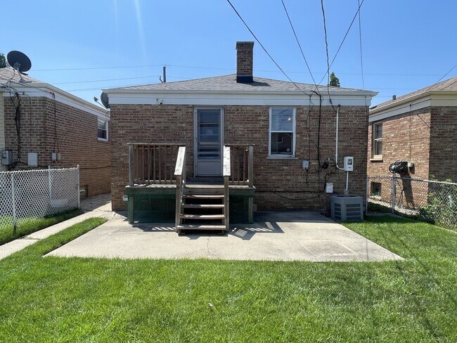 Building Photo - 5819 S Narragansett Ave