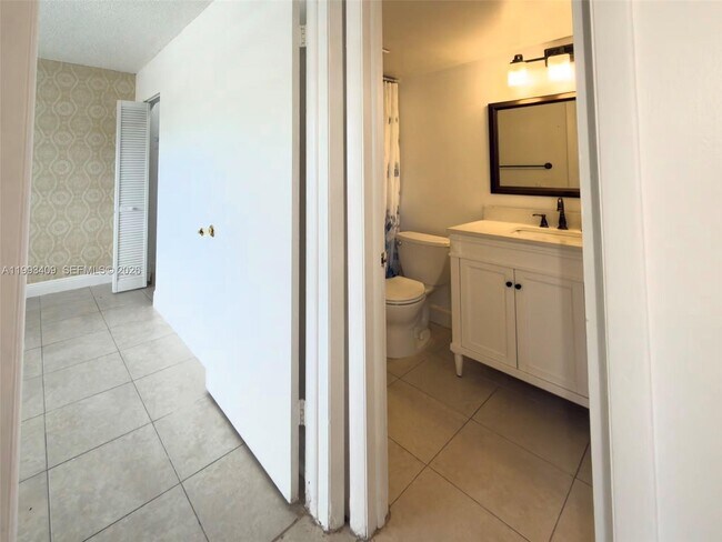 Building Photo - 609 S State Rd 7