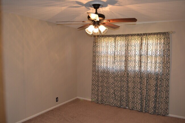 Building Photo - Updated Melonie Park Home!