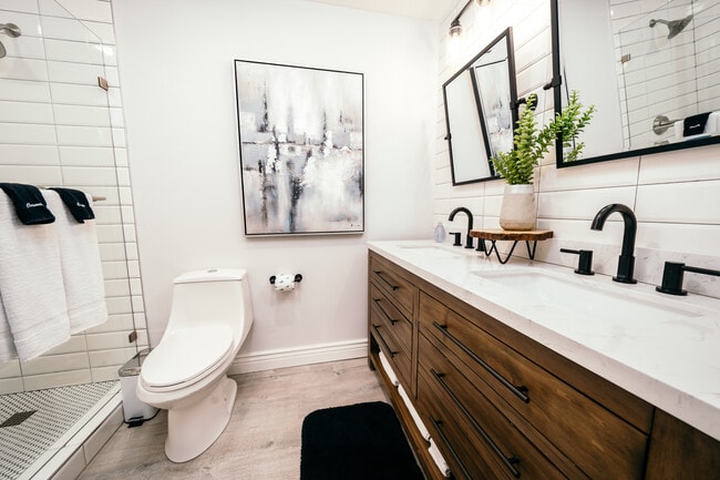 Building Photo - 1605 SE P St