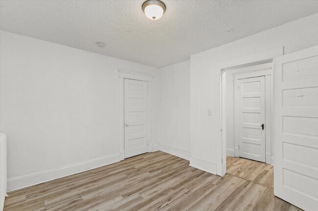 Building Photo - 2 bedroom / 1 bathroom apartment with Easy Commute or Walk to Drake University!