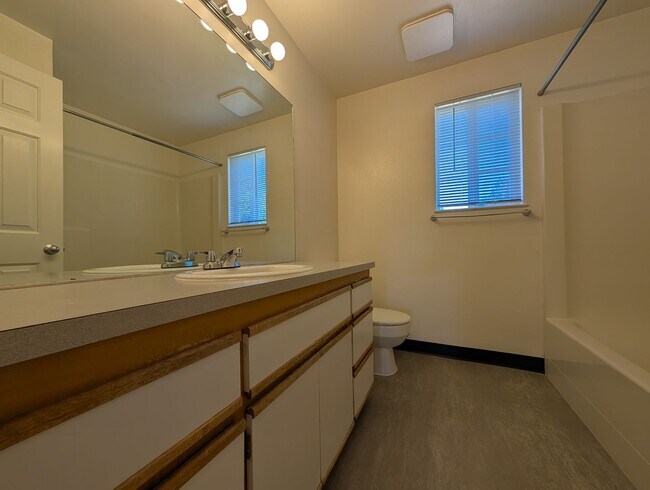 Building Photo - 2-Bedroom, 1-Bath 2-Story Townhouse Apartment Off Bailey Hill!