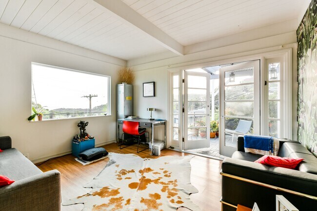 Building Photo - 7107 Pacific View Dr
