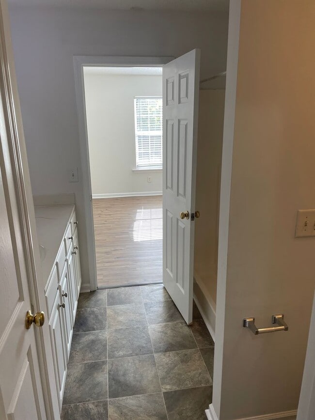 Building Photo - Cozy Two Bedroom Condo Close to Ft. Jackson!