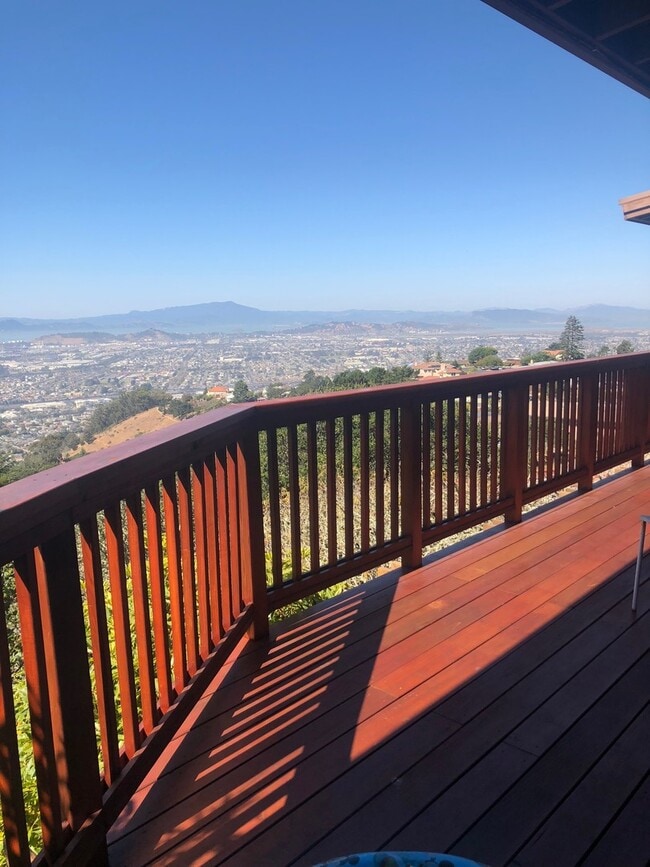 Building Photo - Lovely 3/2 home in the hills of El Cerrito with breathtaking views of the bay!
