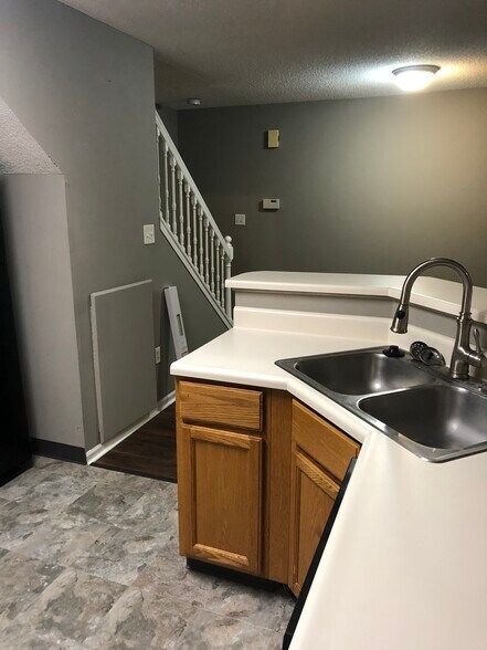 Building Photo - 1323 SE Delaware Ave