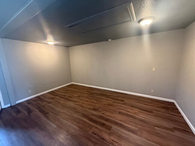 Building Photo - 2 bed , 1 and a 1/2 bath, garage conversion with two living rooms and a storage space! Moore scho...