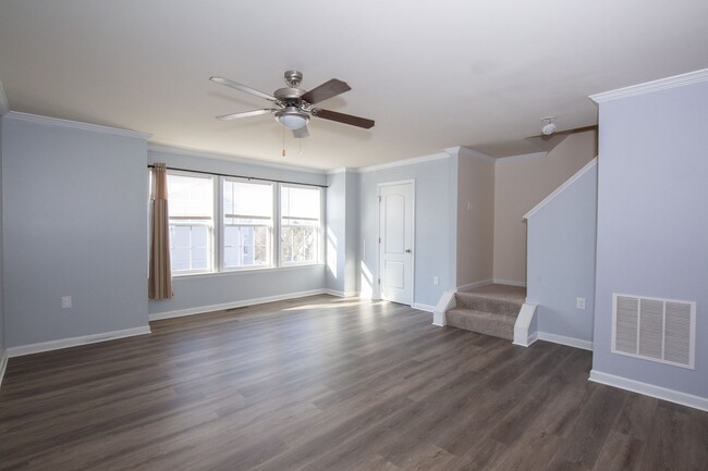 Building Photo - 3 bed, 2full/2 half bath Townhome in Marti...