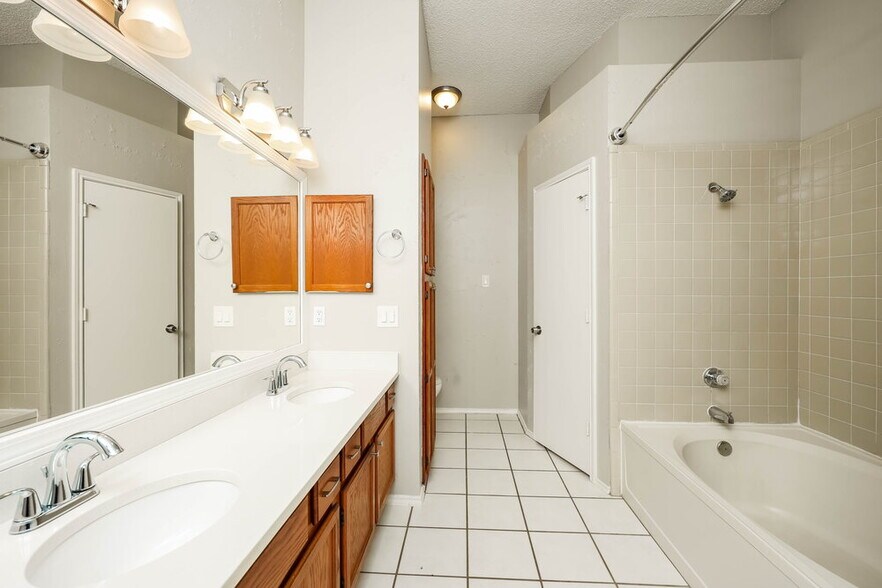 Building Photo - 416 Deauville Dr