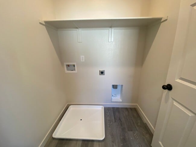 Building Photo - Gorgous 3 Bedroom 2.5 Bath Home in Gated Winding Meadow Village