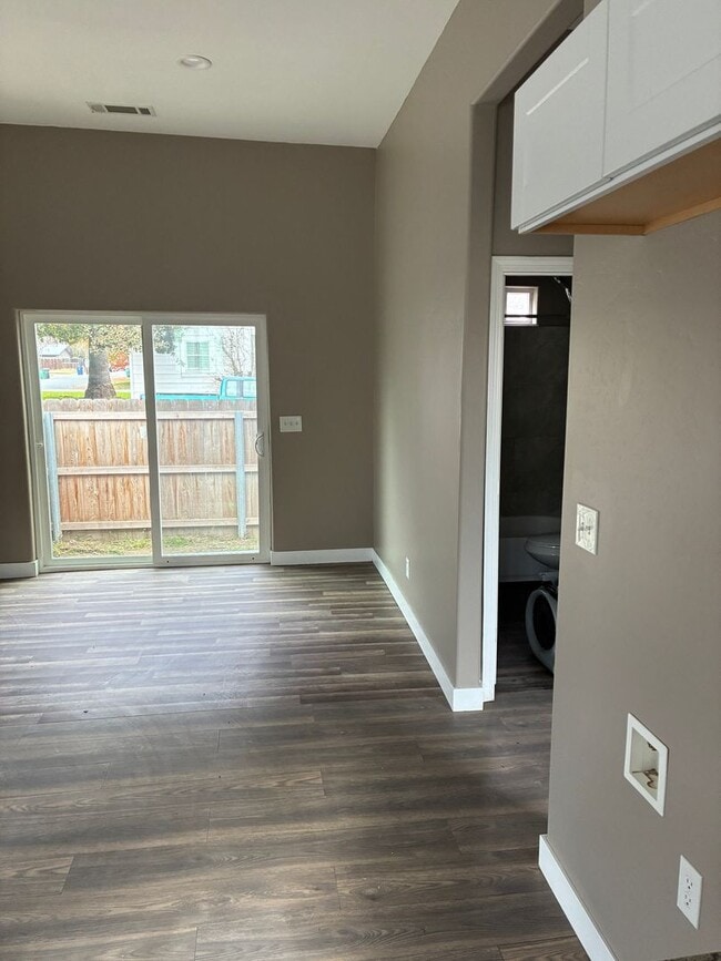 Building Photo - 2 Bedroom 2 Bath Home