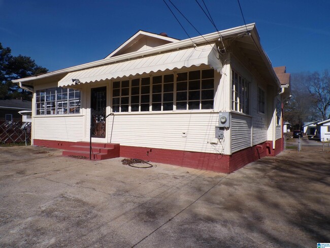 Building Photo - 613 5th St