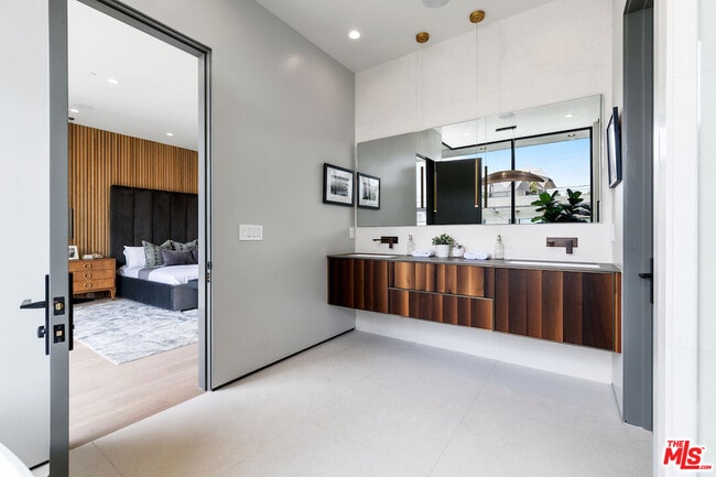 Building Photo - 434 Flores St