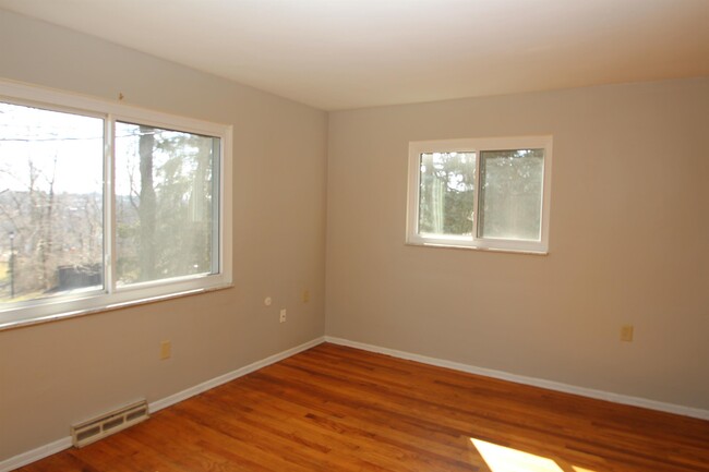 Interior Photo - OXFORD COURT APARTMENTS -- 054