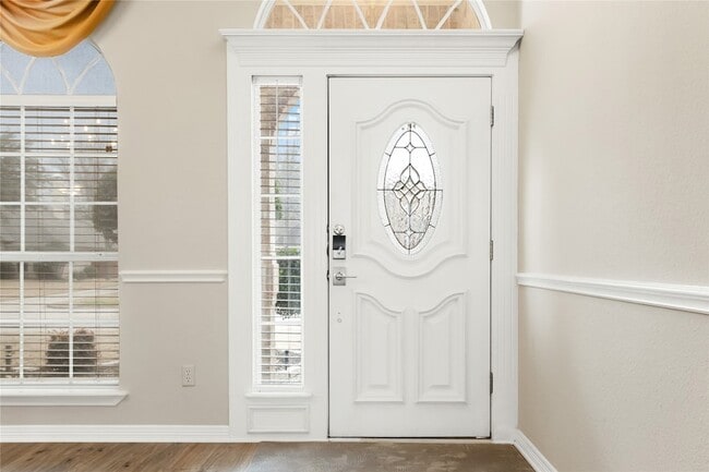 Building Photo - 118 W Greenbriar Ln