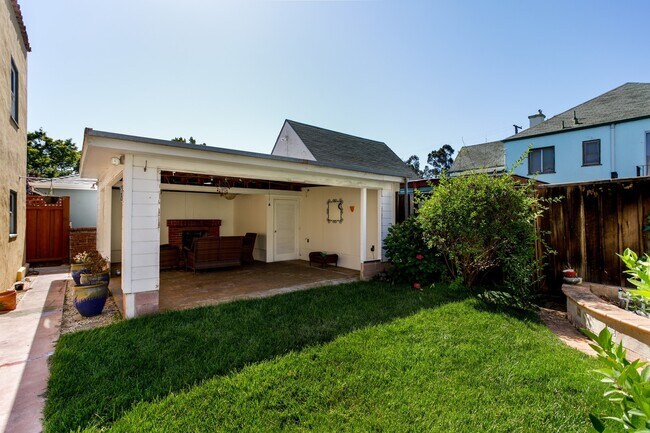 Building Photo - 818 Collier Dr