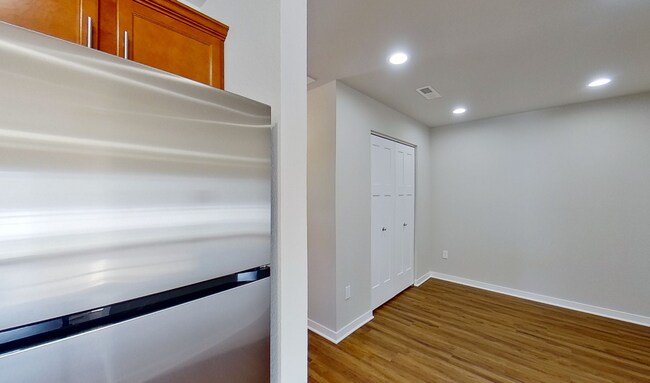 Building Photo - RENT SPECIAL -- Like New Condo Style Upper 3 Bedroom 2 Bathroom plus Den Apartment is Available