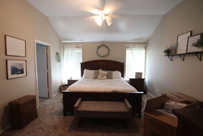 Building Photo - Tour Today! 4 bedroom 2 Bathroom in WHISD!