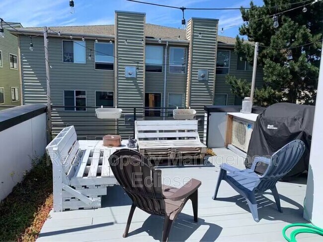 Building Photo - 8819 Midvale Ave N