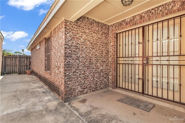 Building Photo - 15 Quamasia Ave