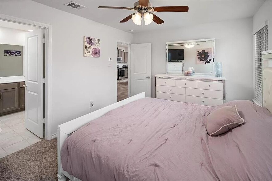 Building Photo - 604 Saddle Club Way