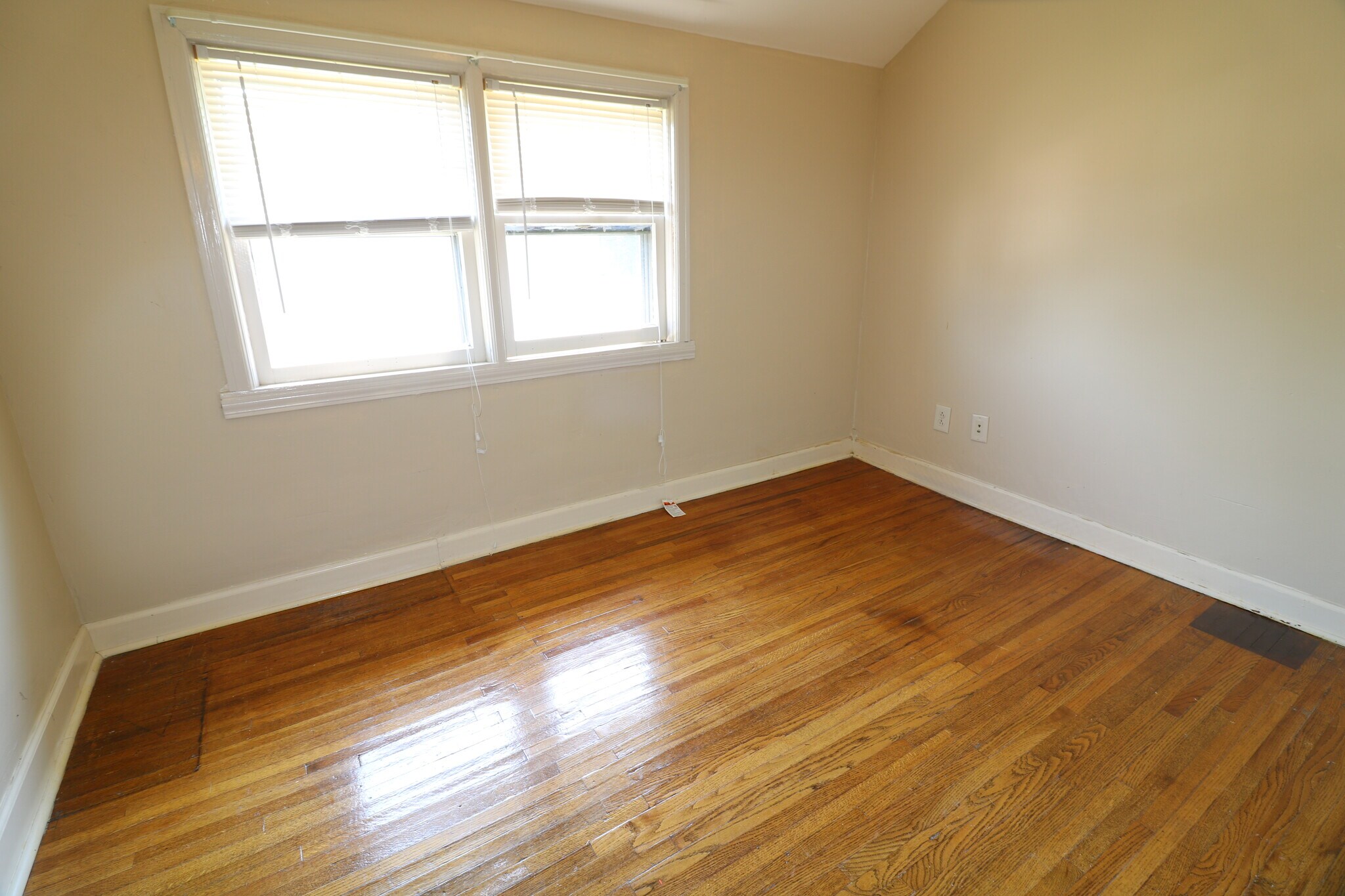 Building Photo - 1319 E 12th St