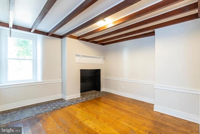Building Photo - 211 Gale Ln