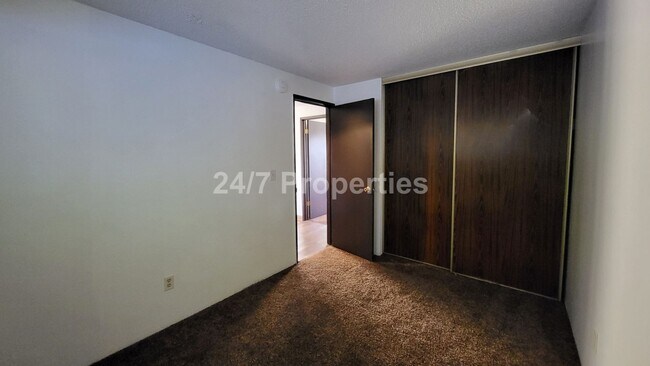 Building Photo - 2025-75MF